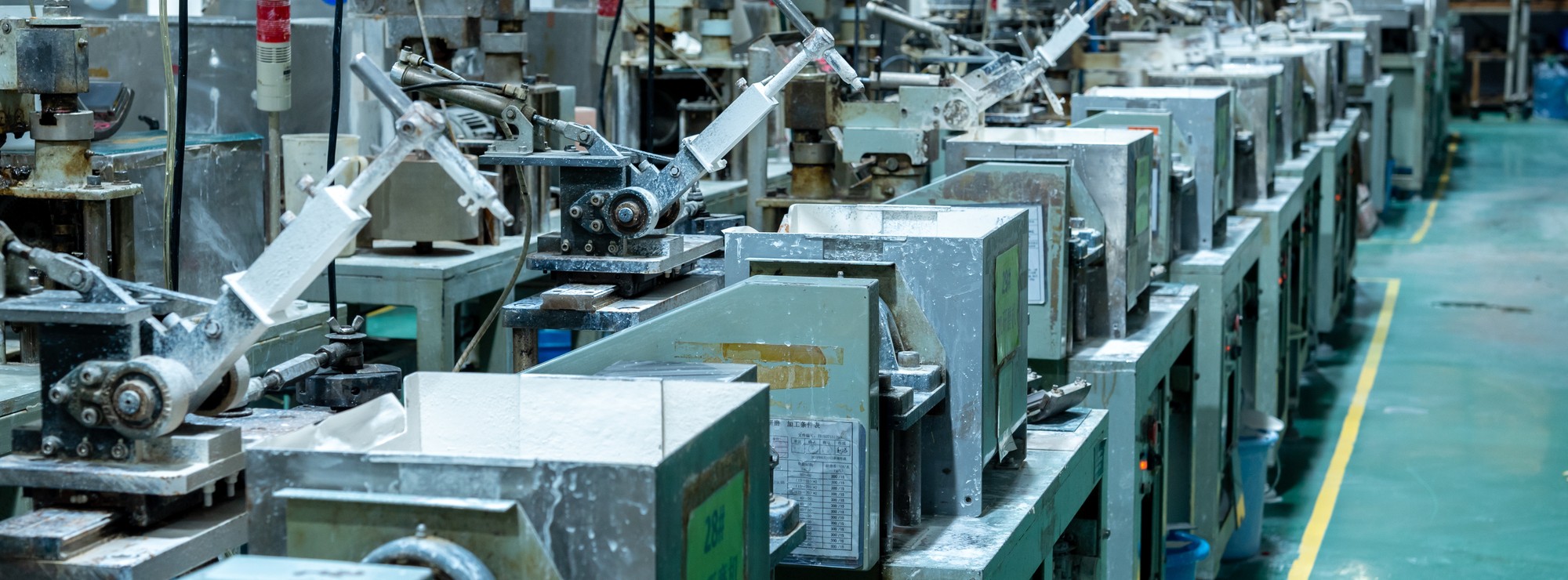 課題を抱える工場のイメージ画像