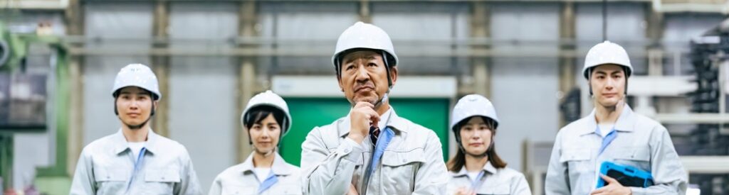 工場で悩んでいる人の画像